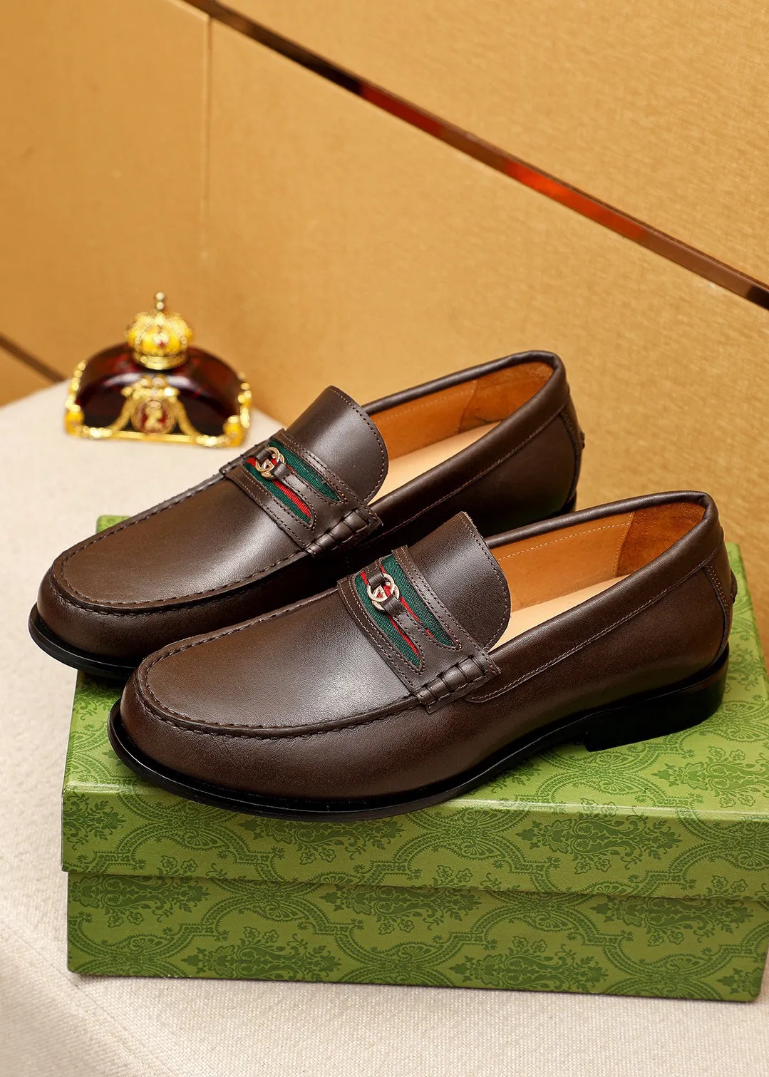 Men's shoes 💰480 💐 Product trademark: GUCCI "Gucci" casual leather shoes Regular size: 38-44 (45.46.47🉑️customized) Product materials: Selected imported first-layer calfskin upper + classic hardware buckle, imported cowhide leather lining. Strong three-dimensional visual effect, original combination outsole Color: 2⃣️colors available